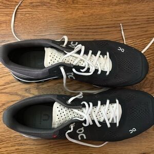 On running shoes. Cloud 4